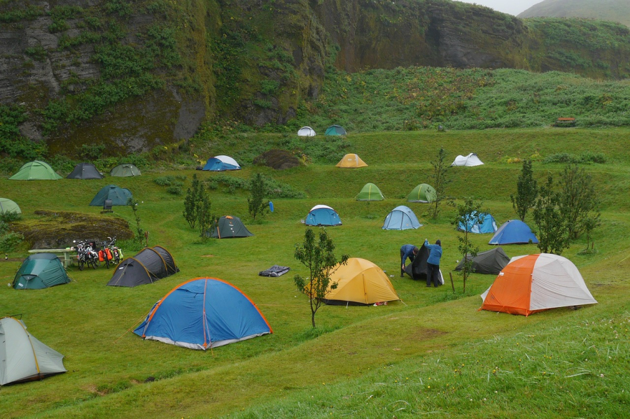 terrain de camping avec tentes à plouha