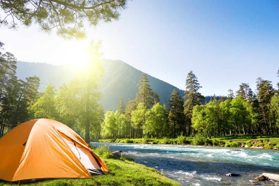 tente de camping bord de rivière France 